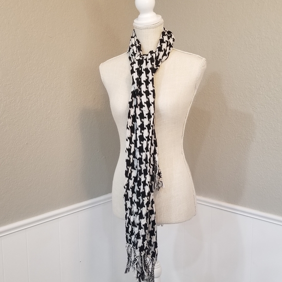 🛍 Black and White Ladies Houndstooth Fringe Shawl Scarf - Picture 5 of 8